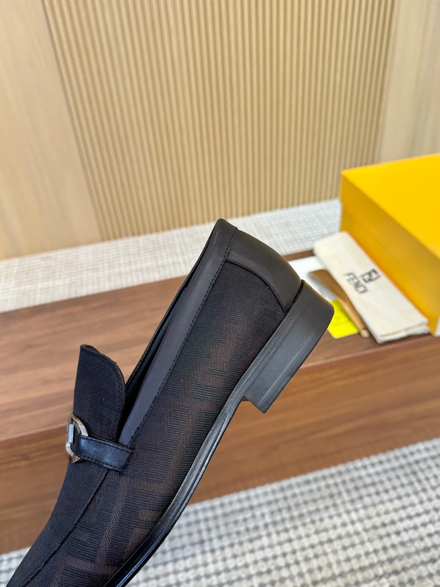 [FENDI] Top P: 980💰 ▪️Size: Men's 39-44. (Customized at 38.45.46) Fendi men's business casual leather shoes Imported brand cloth/calfskin/open edge beads/brand logo printing -Inside: Comfortable cowhide lining -Outsole: Genuine leather outsole with rubber backing embedded in the heel, perfect injection molding -Ultra-high quality control·Fine workmanship: highlighted (high-end·luxury·grade)